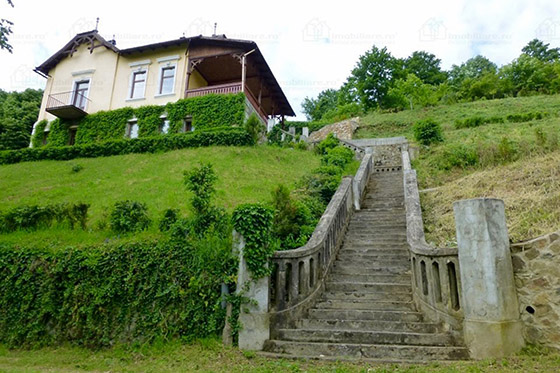A bourgeois villa built at the beginning of the 20th century in Paulis