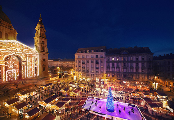 The Christmas market on St Stephen's Square (St Stephen's Basilica), Budapest 