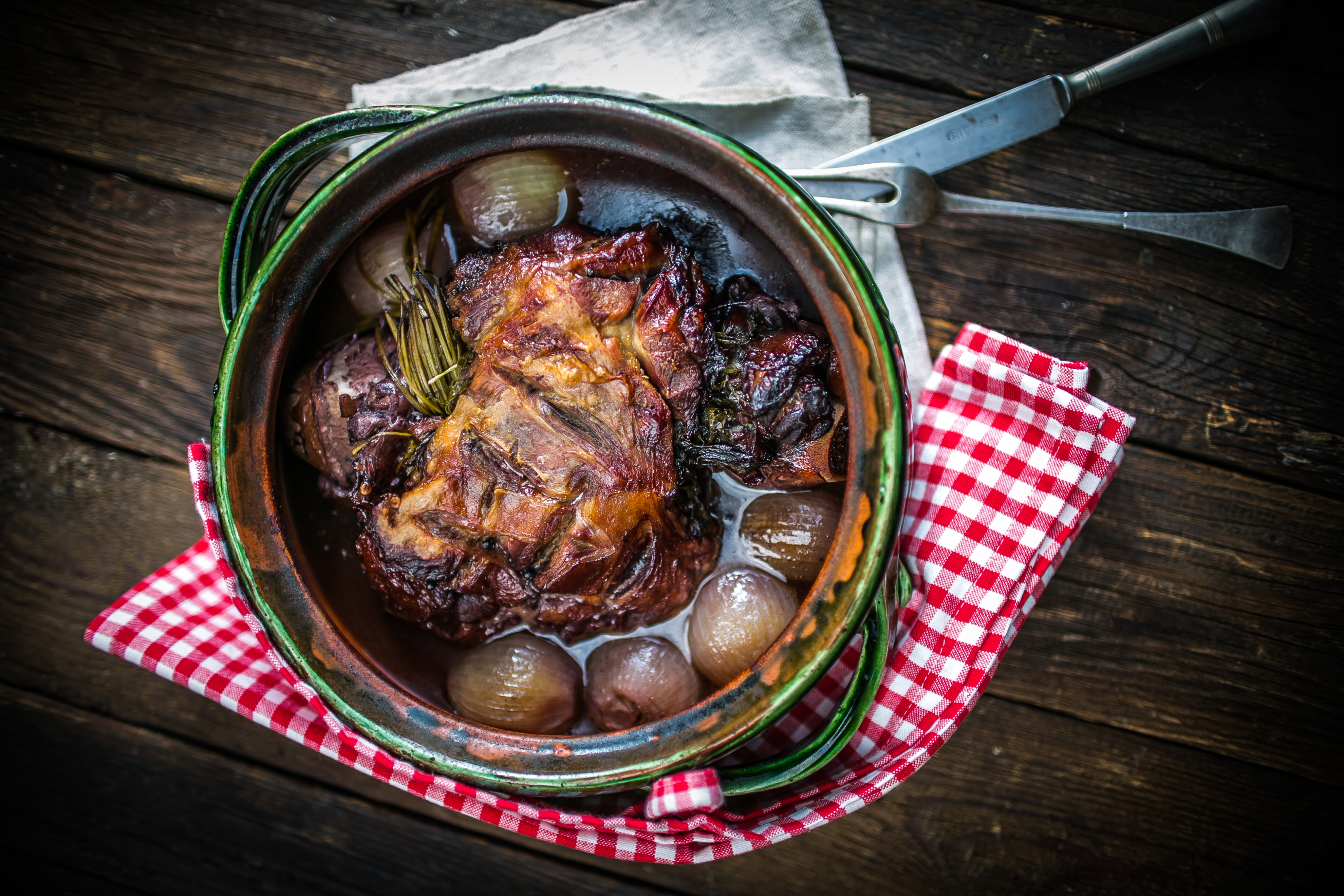 Roast leg of lamb in red wine