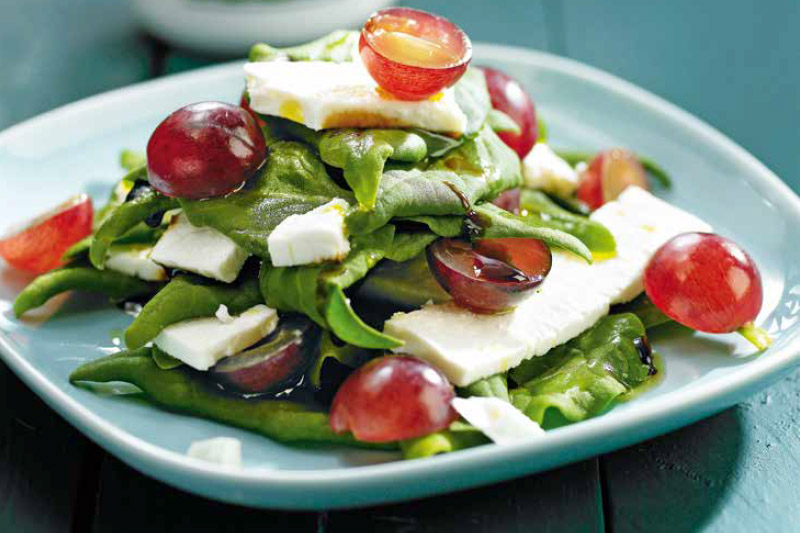 Spinach salad with red grapes and young goat cheese + Miraval, Côtes de