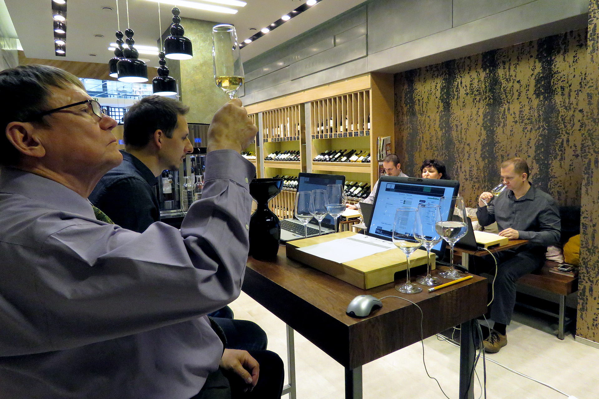 participants judge the wine according to VinaGora's computerised evaluation system